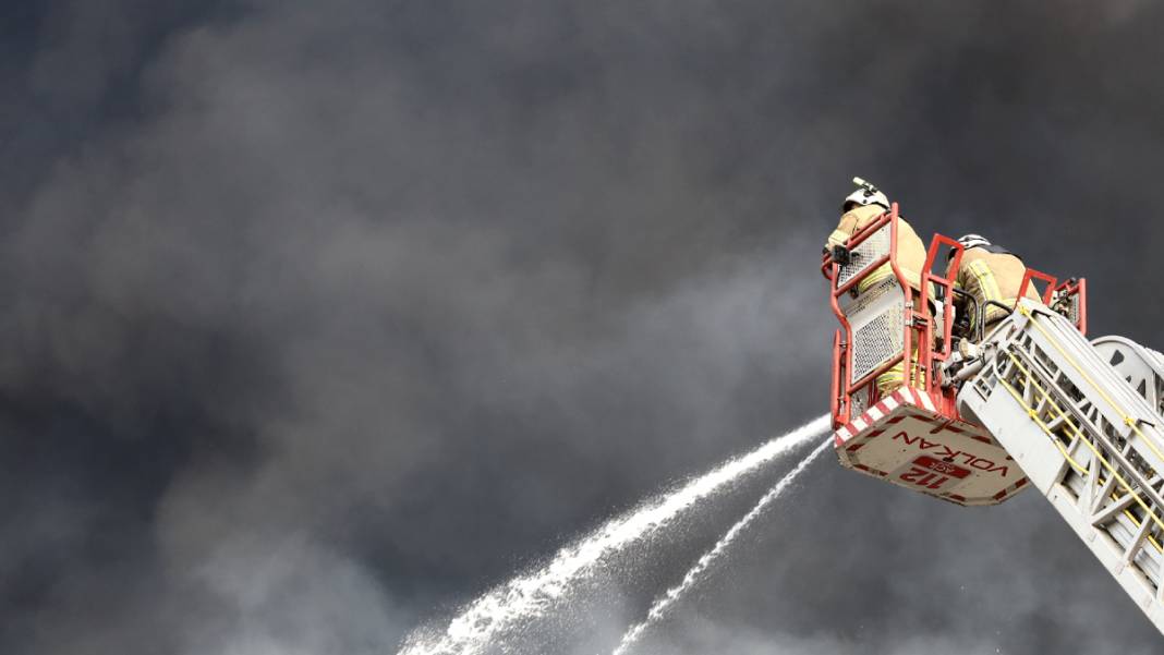 Bursa'daki yangın 10 fabrikaya sıçramıştı: 7 saatte 1 milyar lira küle döndü 5